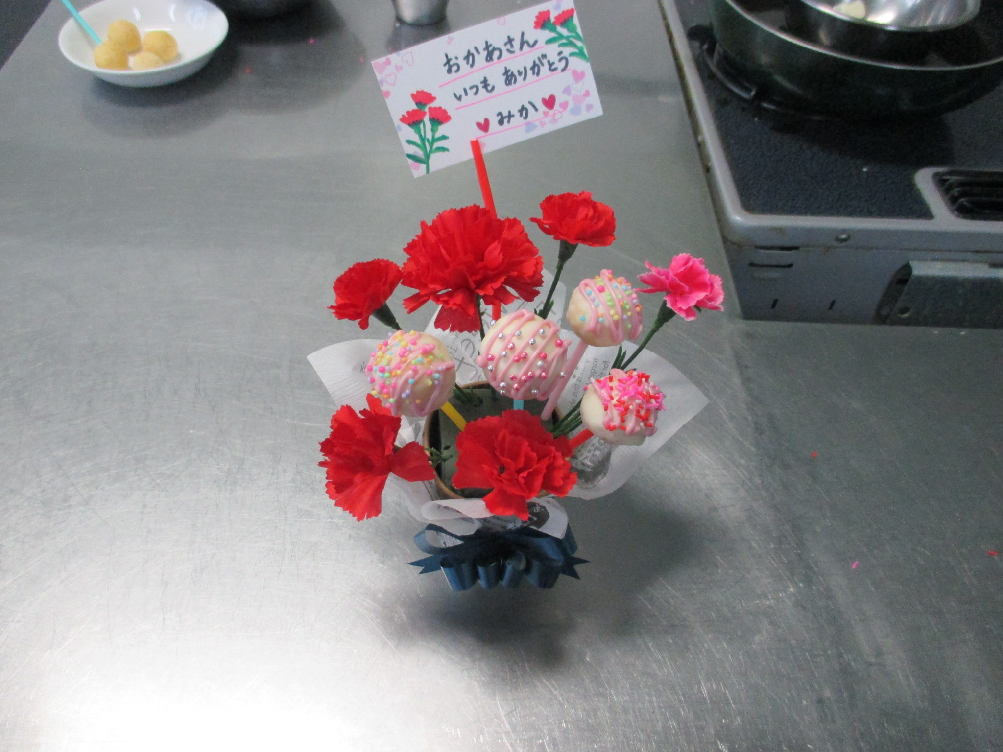 チョコポップとカーネーションの花束