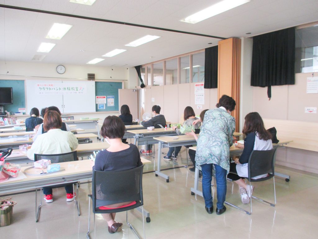 クラフトバンド体験教室の様子1